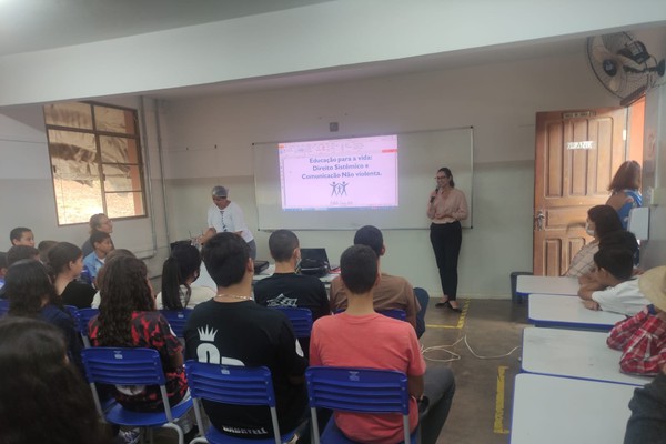 Escola mostra a alunos formas de solução de conflitos com palestra sobre direito sistêmico