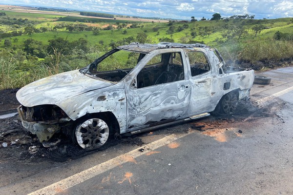 Picape pega fogo na BR 365 em Patos de Minas e fica completamente destruída