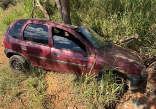 Jovem é preso por dirigir embriagado após sair de estrada e bater em árvore em Lagoa Formosa