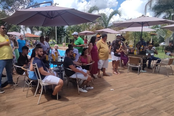Engeluz completa cinco anos de fundação e comemora resultados com colaboradores em Patos de Minas