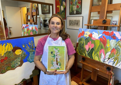 Artista plástica patense comemora 40 anos de atuação com centenas de quadros pintados