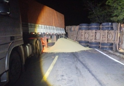 Caminhão apresenta falha mecânica e semirreboque carregado com soja tomba na MG410