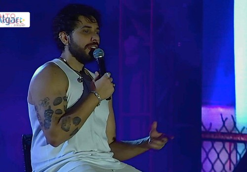 Gustavo Mioto se senta em banqueta e romantiza na arena com "Contramão"; veja ao vivo