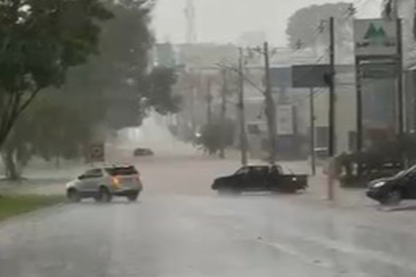 Avenida JK é tomada pela água e carro fica alagado após forte chuva em Patos de Minas