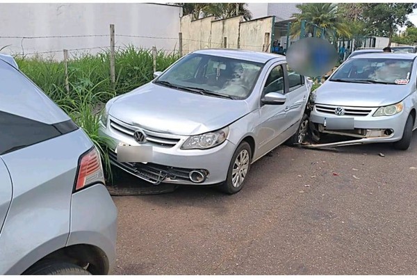 Motorista perde controle da direção e bate em três carros estacionados no Bairro Bela Vista