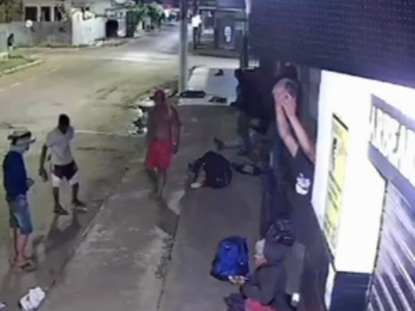 Casal flagrado por câmeras furtando fiação de empresa no Cristo Redentor é preso pela PM