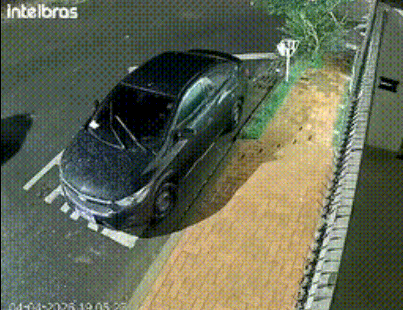 Vídeo mostra motorista em fúria dando ré e batendo em carro parado na porta da casa da ex-mulher; veja