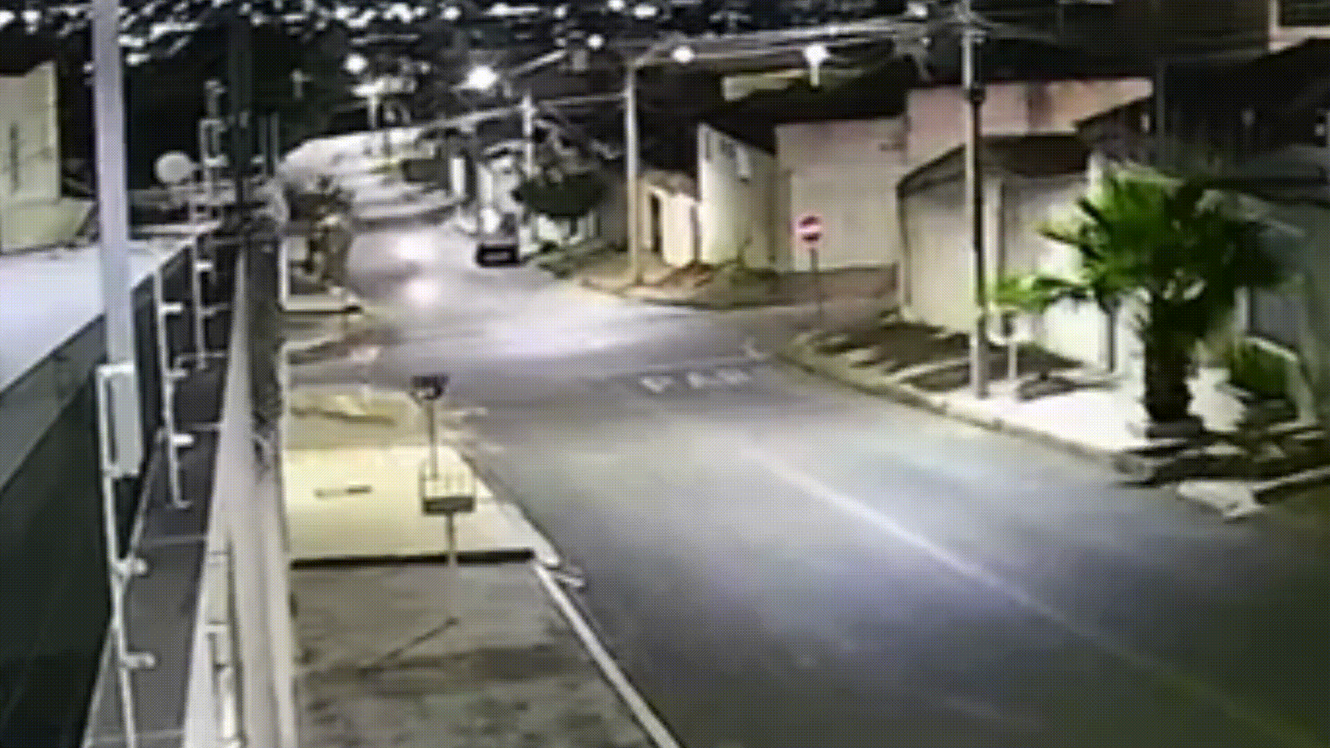 Motociclista é arremessado após bater violentamente em carro em Patos de Minas; veja o vídeo
