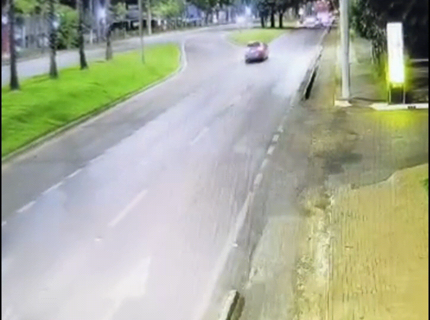Câmera flagra carro cinza fechando e batendo em motociclista que morreu na Avenida JK, em Patos de Minas