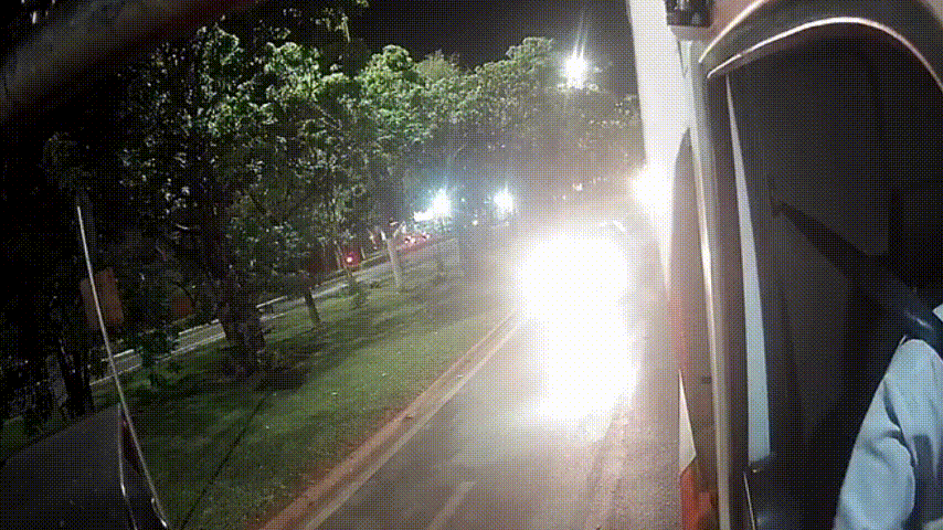 Imagens mostram acidente violento com caminhão de coleta de lixo; garis quase foram atingidos