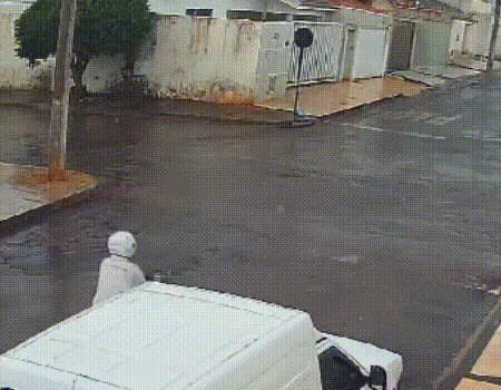 Imagens mostram garoto sendo arremessado de moto após bater em carro; veja